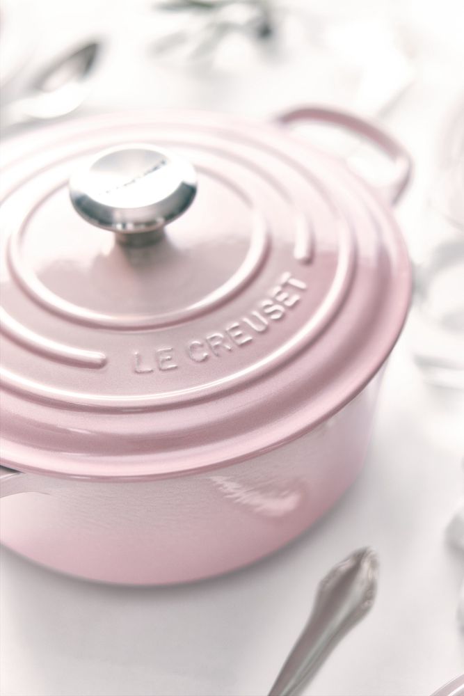 https://cdn2.zilvercms.nl/x1000,q80/http://cookinglife.zilvercdn.nl/uploads/product/images/le-creuset-braadpan-shell-pink-sfeerbeeld_1.jpg